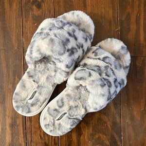Skechers GoLounge Fluffy Leopard Slippers